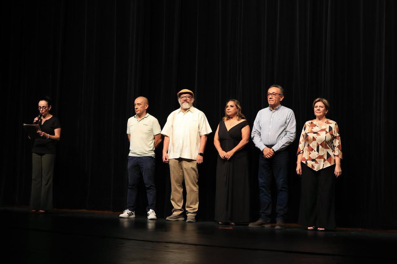 $!En ceremonia participaron Juan Avilés Ochoa, Rodolfo Arriaga, Diego Rojas, Claudia Apodaca y la maestra Olimpia Chávez Arce.