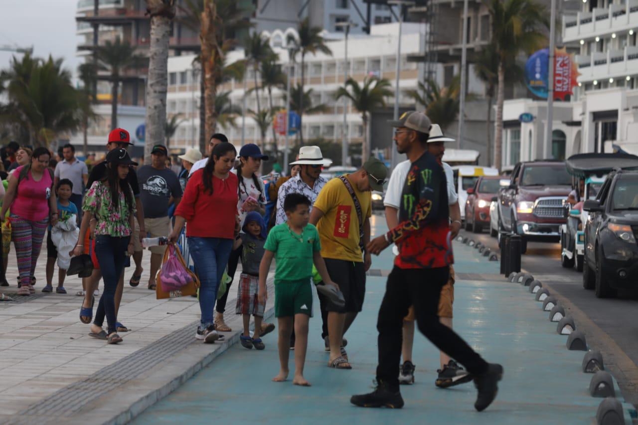 $!En un esfuerzo coordinado, salvavidas marcan la hora para salir del agua del mar en Mazatlán