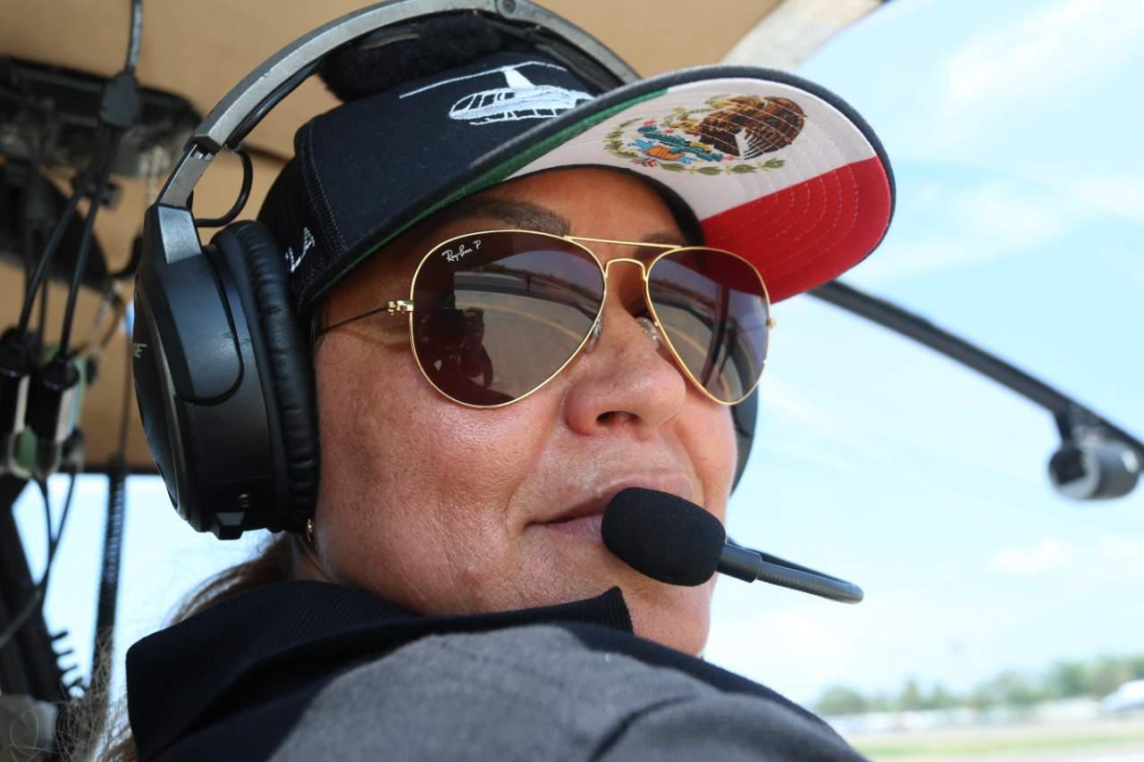 $!Martha Gabriela, una mujer de altos vuelos que pilotea un helicóptero en Mazatlán