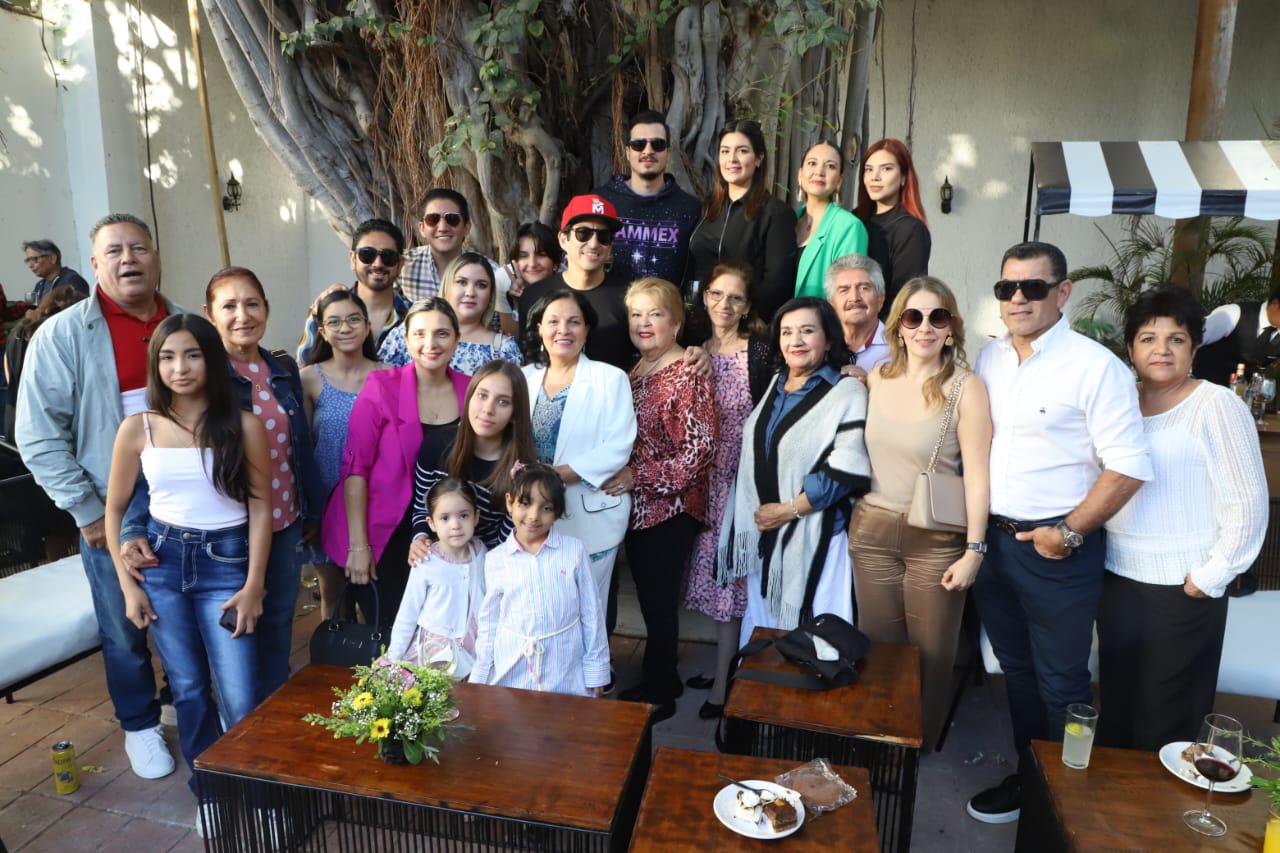 $!El artista rodeado de su familia.