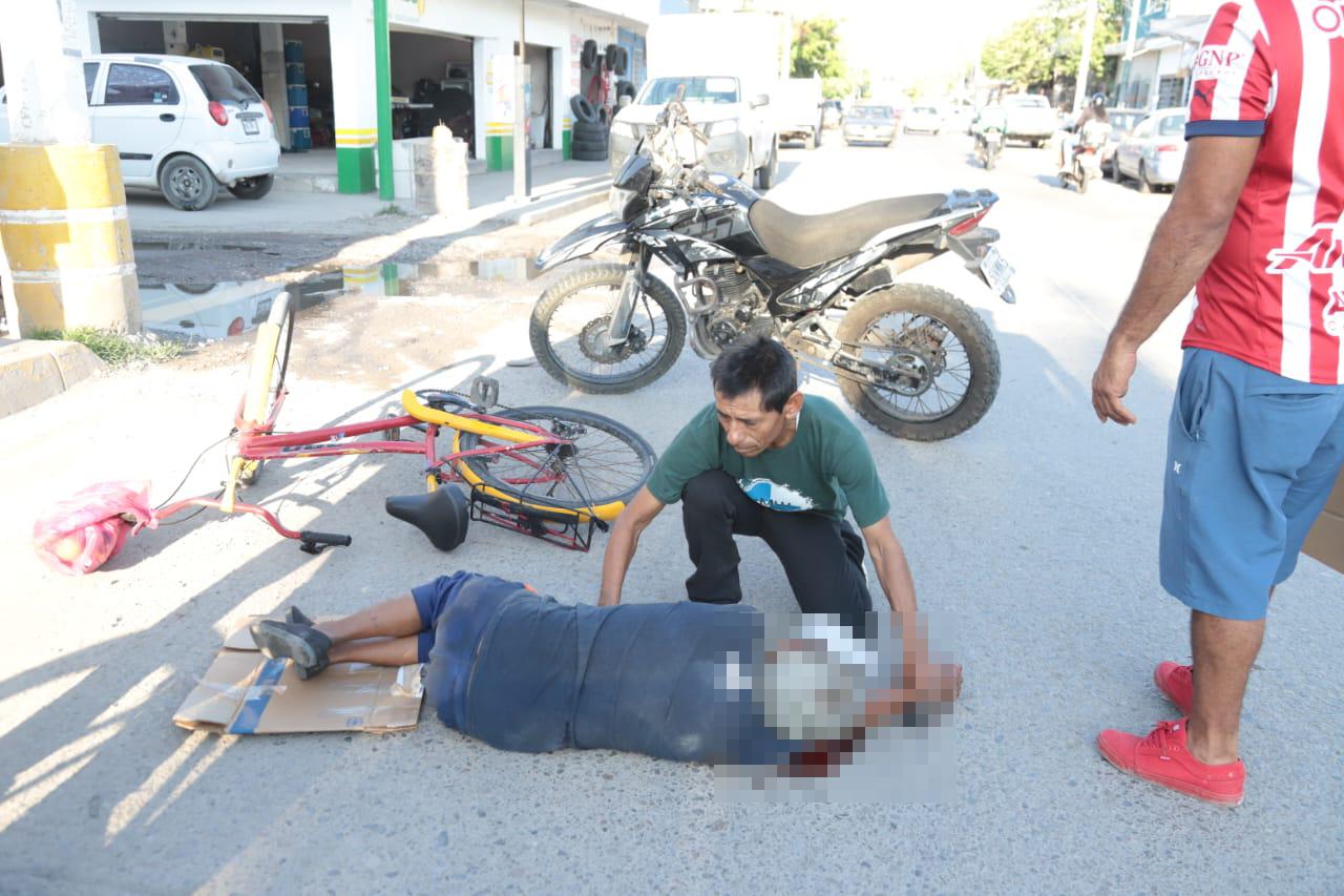 $!Por esquivar un bache, adulto mayor cae de su bicicleta en la avenida Pino Suárez de Mazatlán