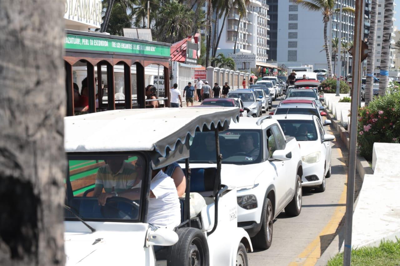 $!Marchan en Mazatlán para exigir la aparición de Carlos Emilio y más desaparecidos