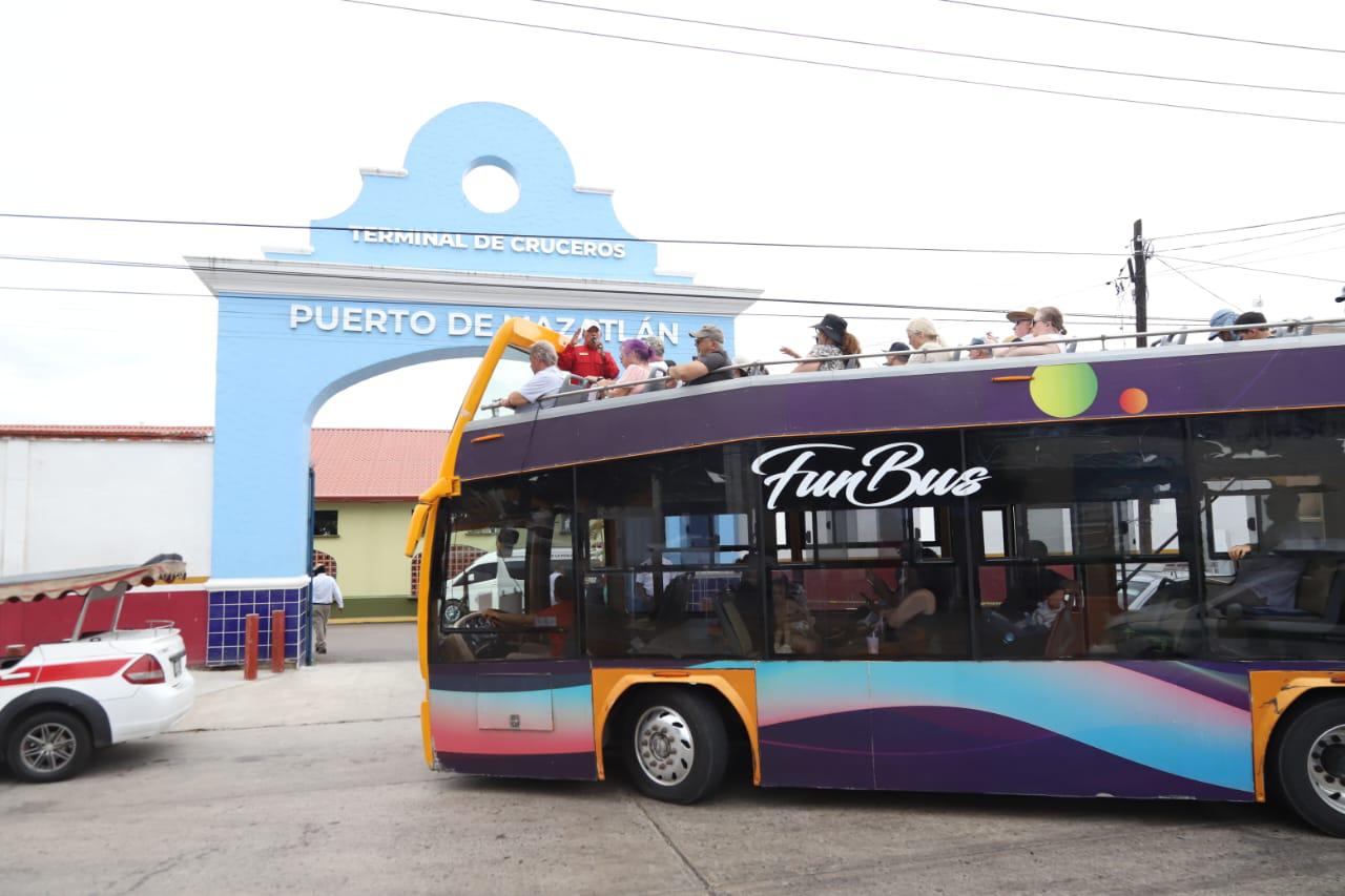 $!Con más de 2 mil pasajeros, llega a Mazatlán el Norwegian Jade