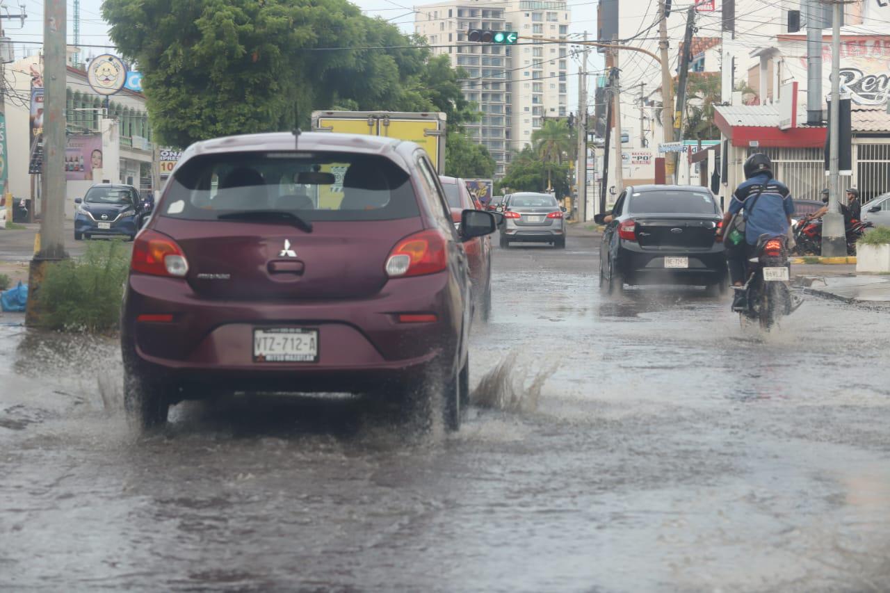 $!Tras lluvias en la madrugada, tramos de la avenida Cruz Lizárraga en Mazatlán amanecen inundados