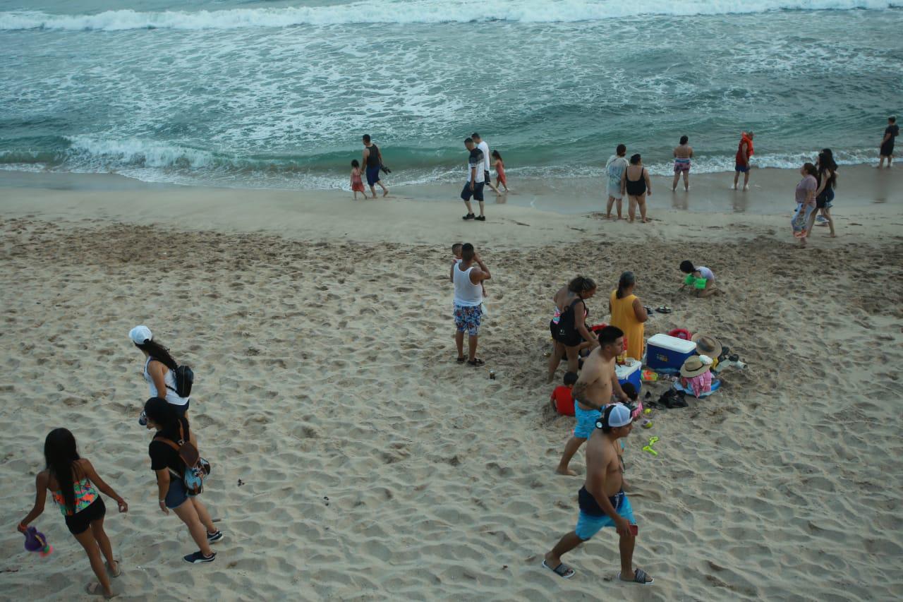 $!Cierran en Mazatlán tres áreas de playa por corrientes marinas y zanjas