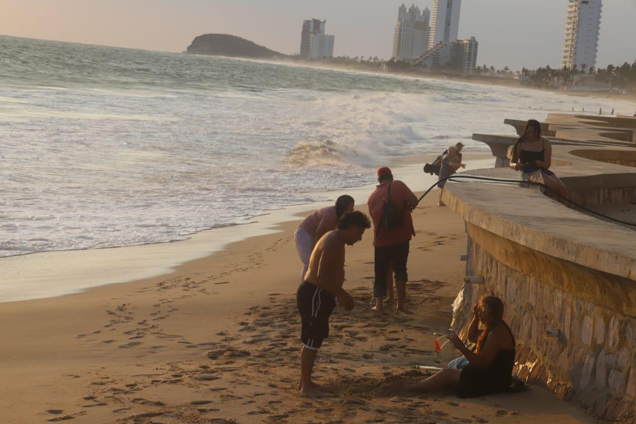 $!Pese al fuerte oleaje, las personas acuden a las playas de Mazatlán.