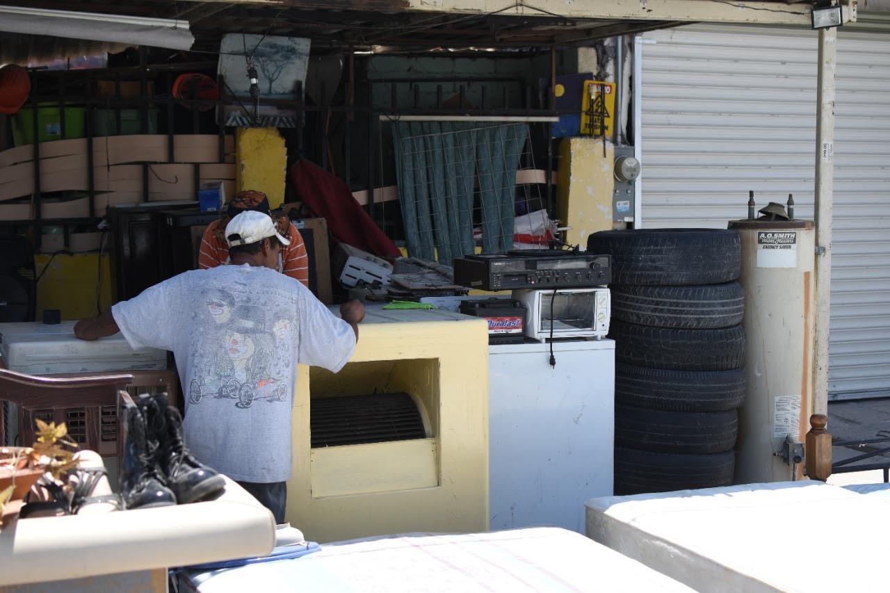 $!José Ramón, de espaldas, en su negocio de veta de productos de segunda.