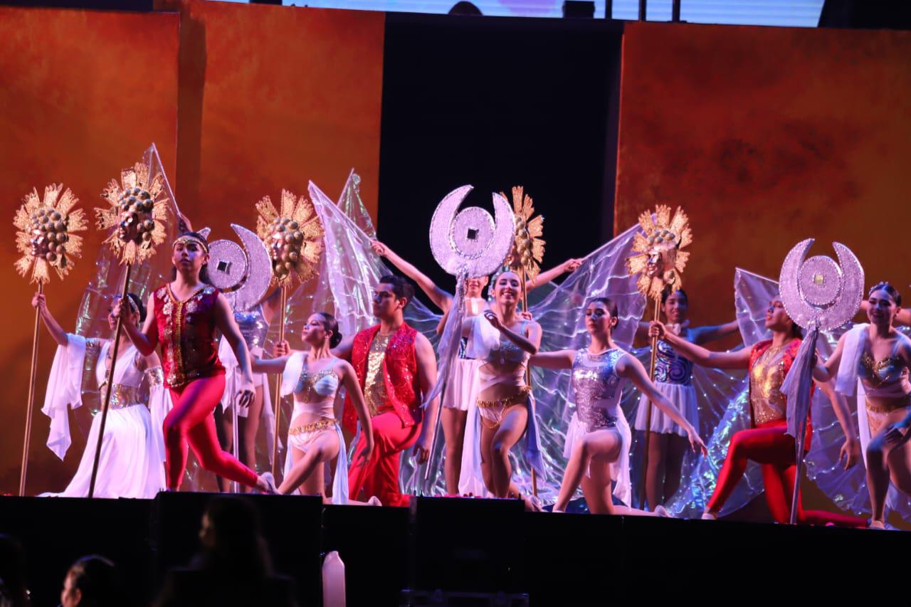 $!Bajo show de pirotecnia coronan a María Paula I, Reina Infantil del Carnaval de Mazatlán 2024