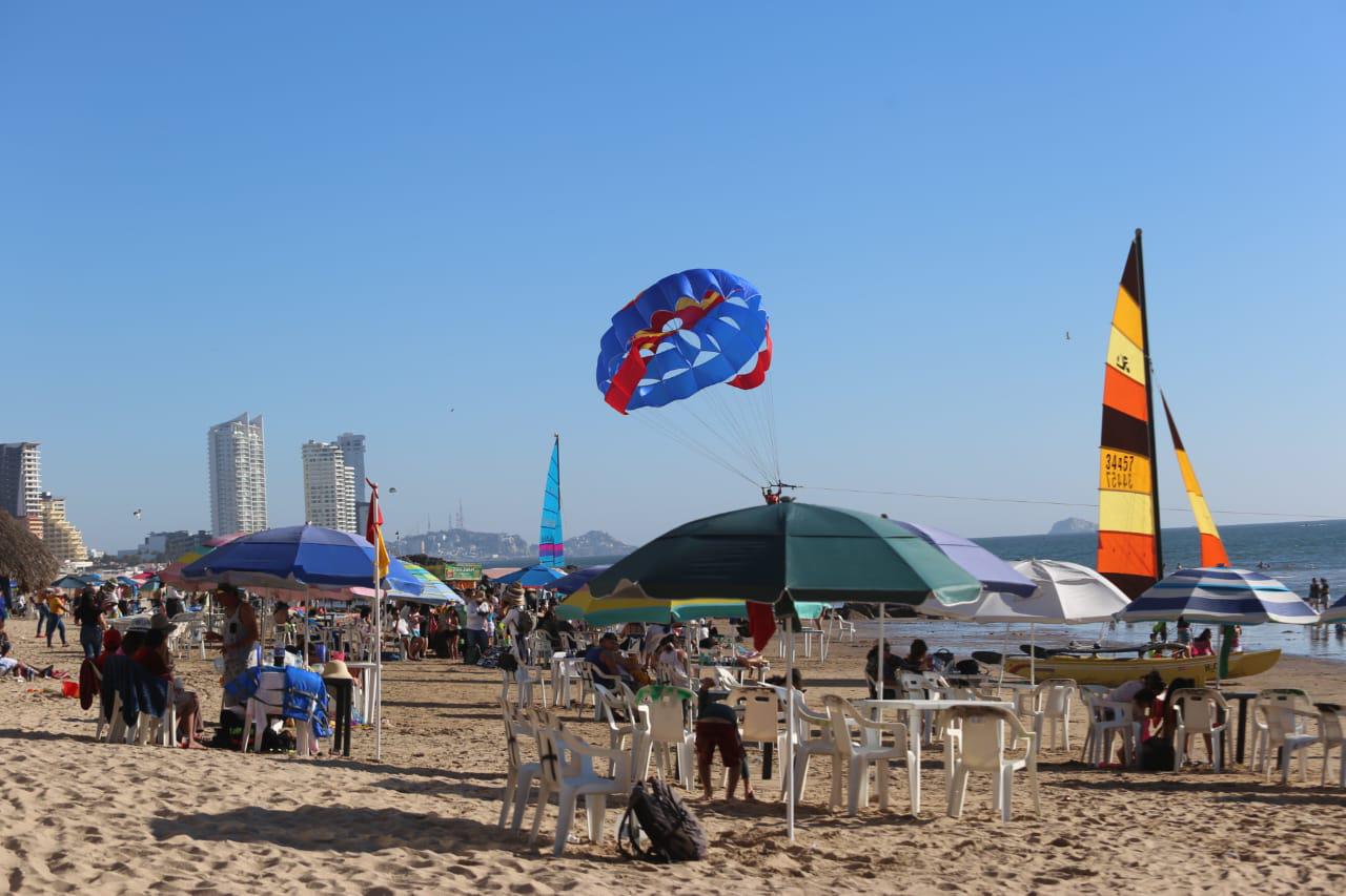 $!Pese al frío, cientos salen a disfrutar de la playa y malecón de Mazatlán
