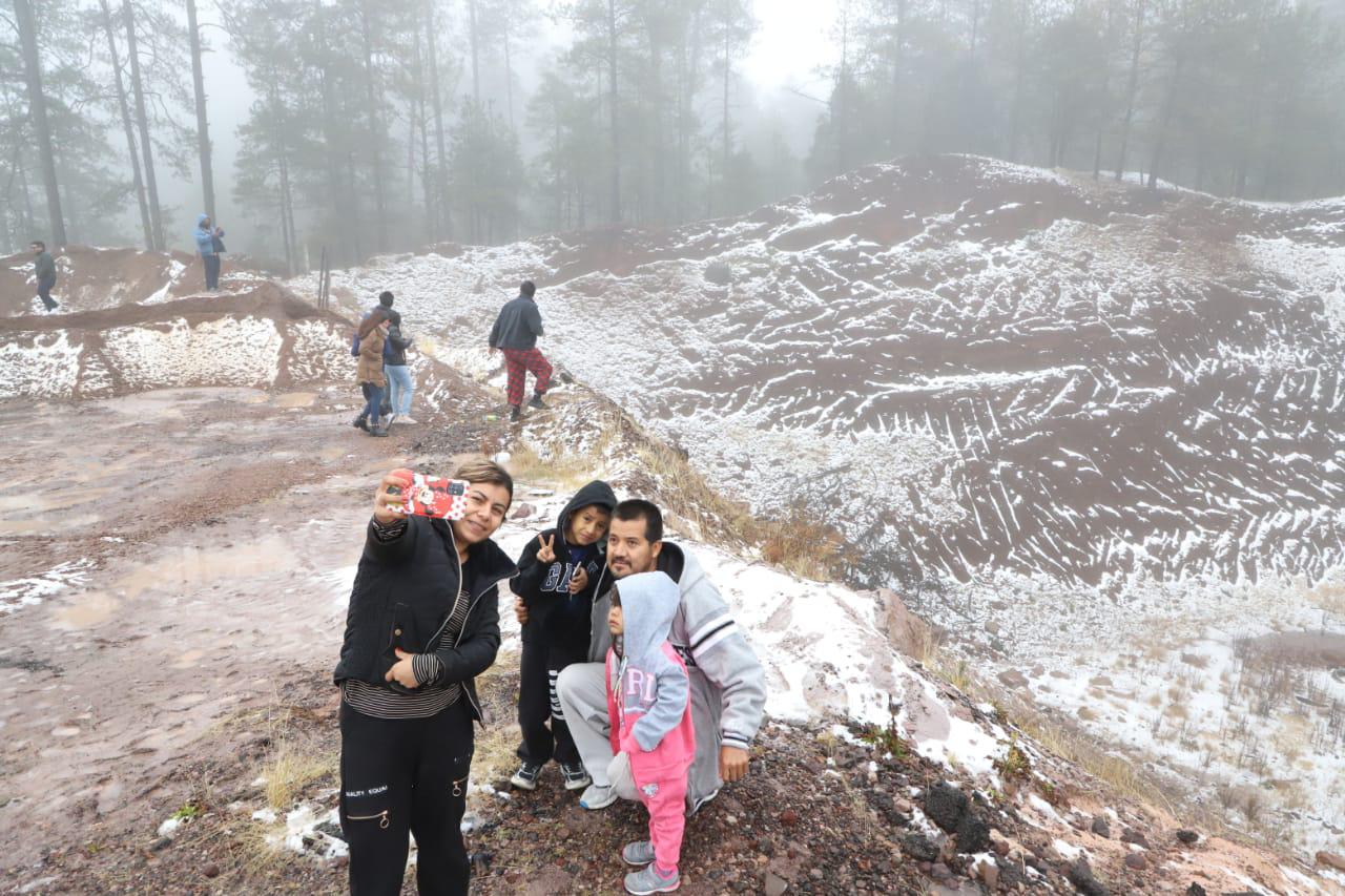 $!Nieva en Durango y las familias acuden a disfrutar del espectáculo