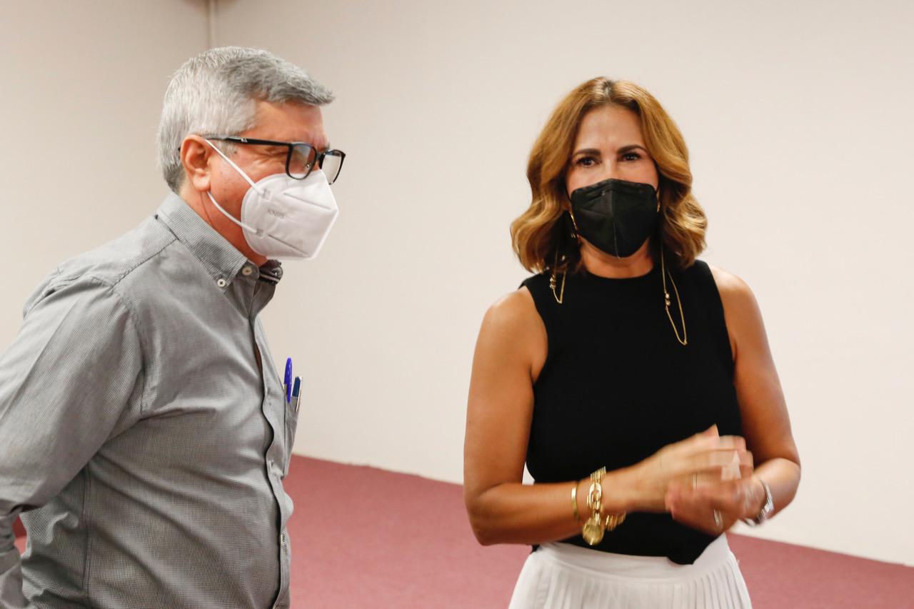 $!El Secretario de Salud estatal Efrén Encinas Torres y Rosa Icela Fuentes Chávez presidenta del Sistema DIF Sinaloa.