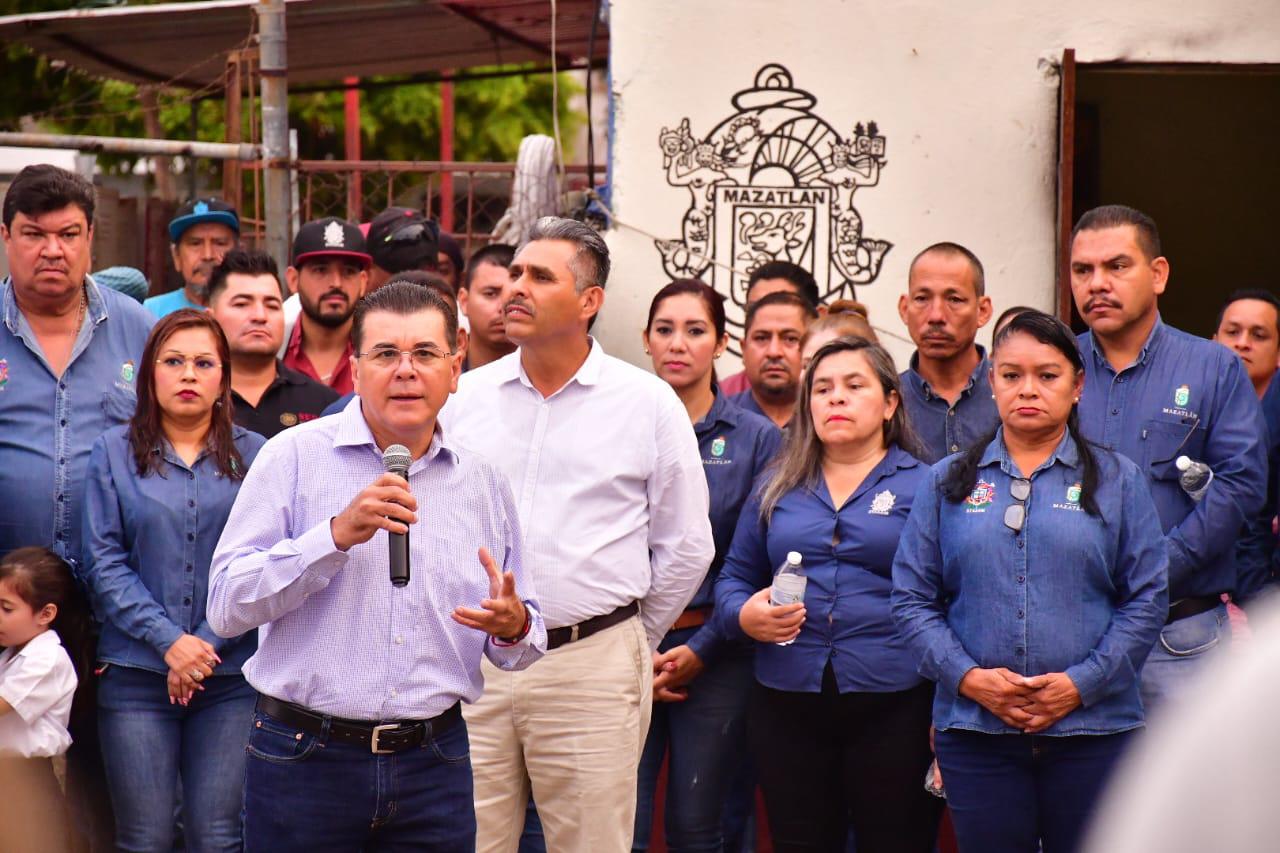 $!Ofrece Alcalde de Mazatlán mejorar condiciones laborales y maquinaria para Servicios Públicos Municipales
