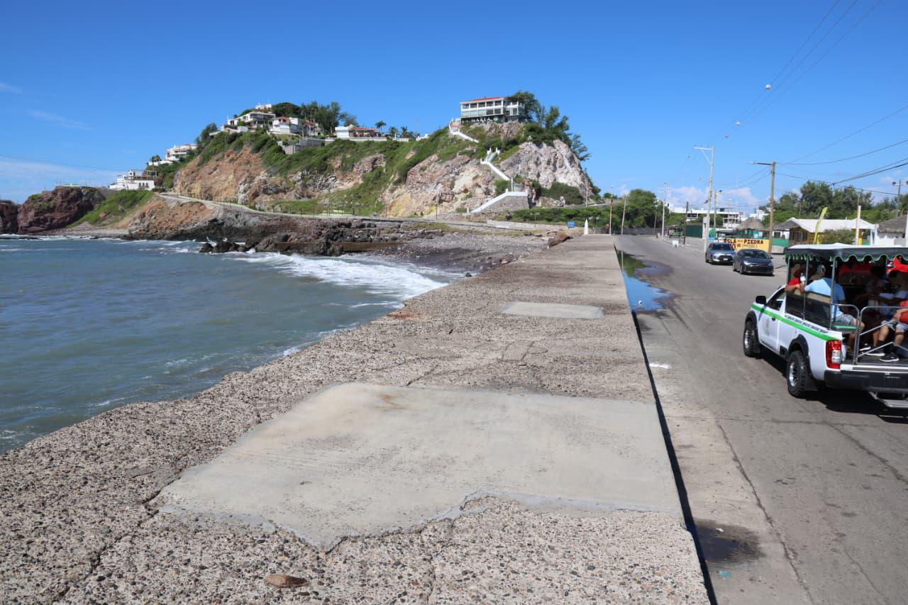 $!Son 6 los socavones del malecón de Mazatlán, uno de alrededor de 100 metros
