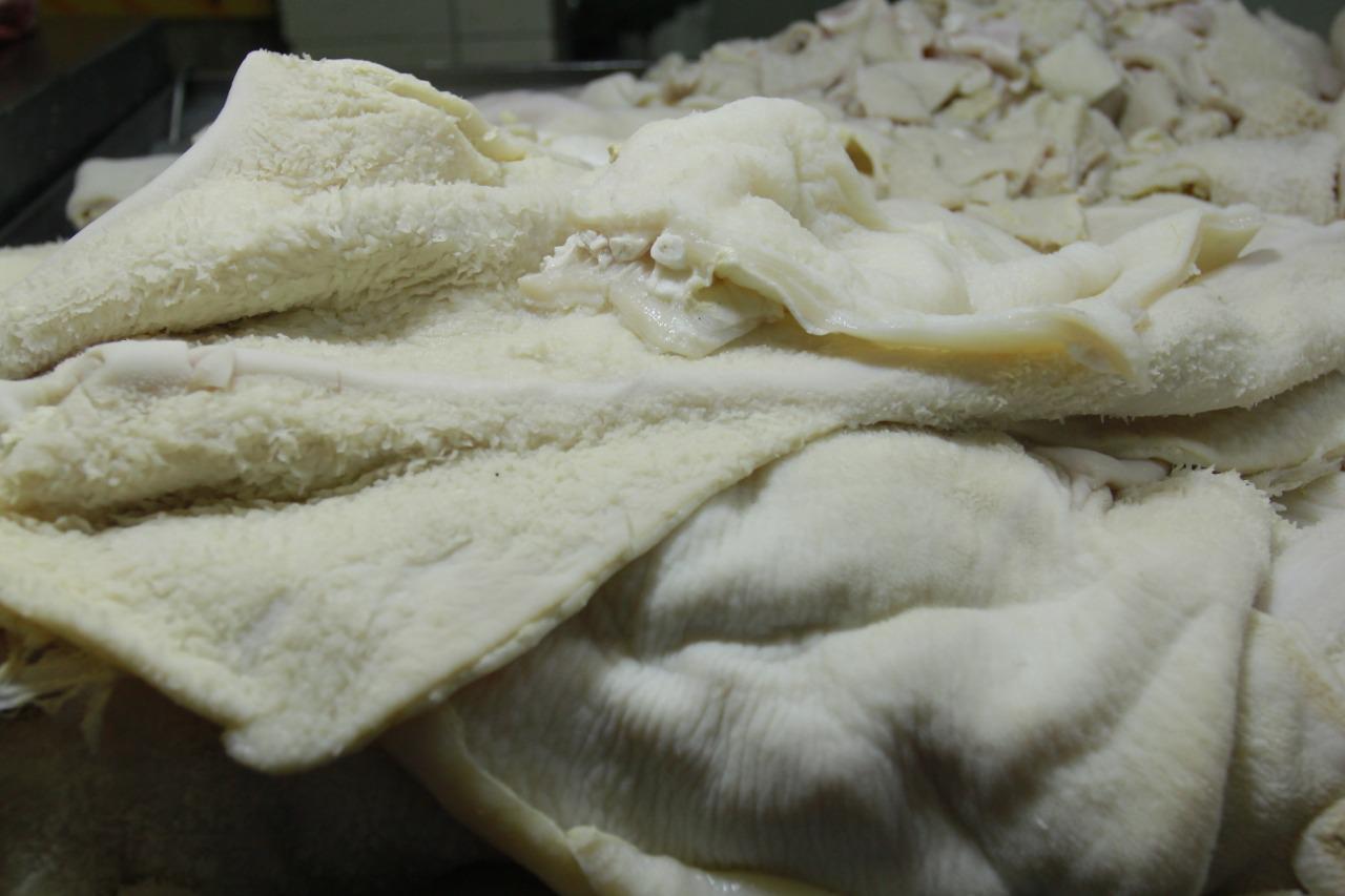 $!Abarrotan el Mercado Garmendia de Culiacán en busca de los insumos para la cena de fin de año