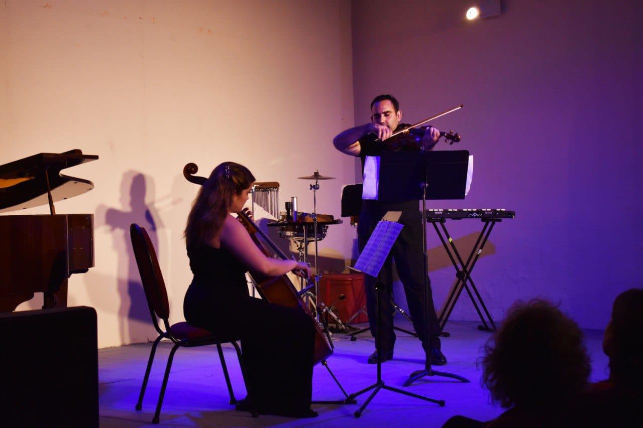 $!Citlali Cisneros y Victor Osuna, de la sección de cuerdas, interpretaron ‘Romanza’.