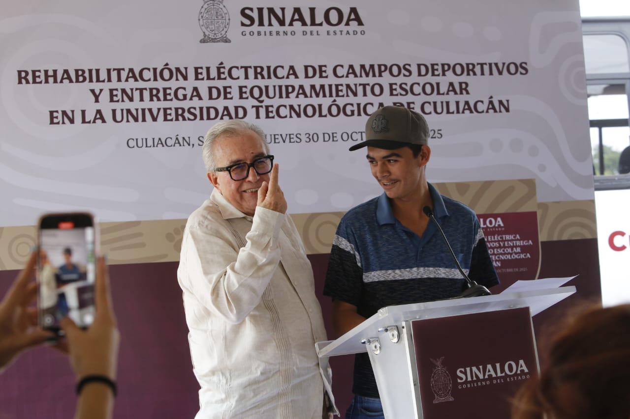 $!Dota Gobierno de Sinaloa de tractor, dron y autobús a la Universidad Tecnológica de Culiacán