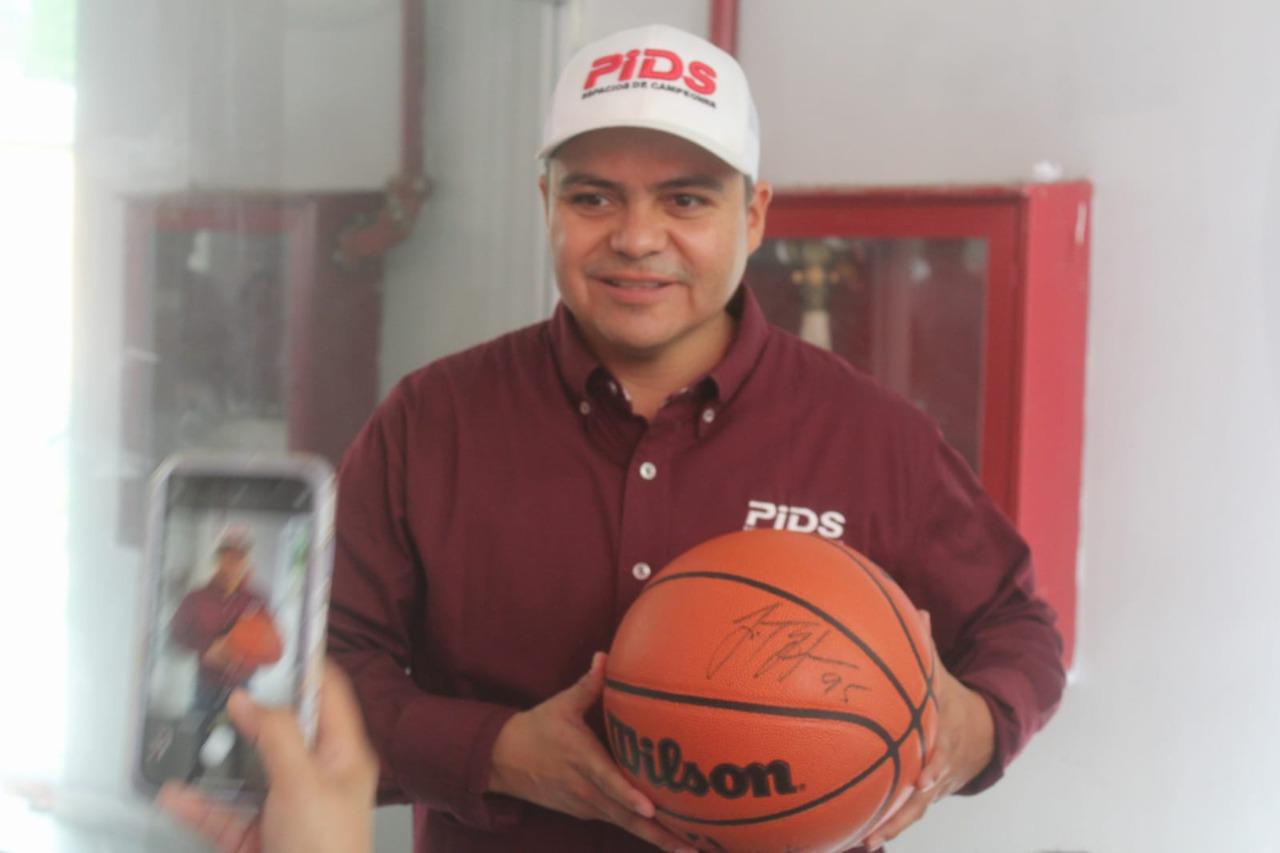$!Juan Toscano, campeón de la NBA, manda balón firmado al PIDS