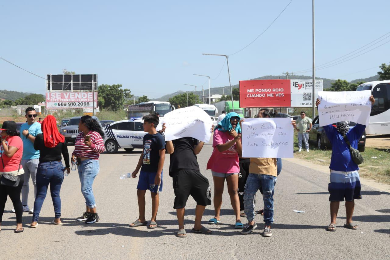 $!Bloquean Avenida Múnich, en Mazatlán, para exigir ampliación de rutas de camiones ya autorizadas