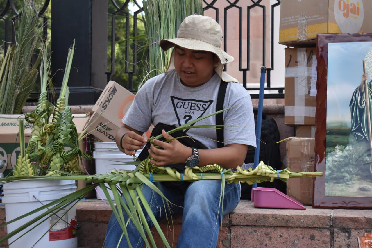 $!En Catedral, Javier y su mamá tejen las palmas que se bendicen en Domingo de Ramos