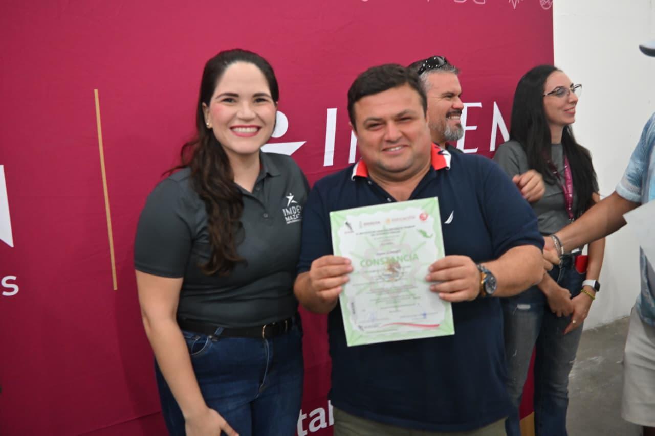 $!Entregan constancias a 72 entrenadores tras curso integral en Mazatlán