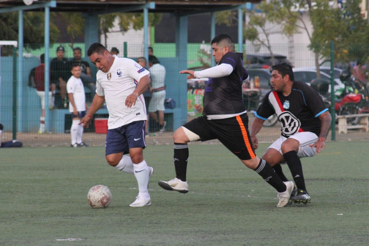 $!Lázaro Cárdenas y Tuna Supply dividen puntos en la Liga Superveteranos