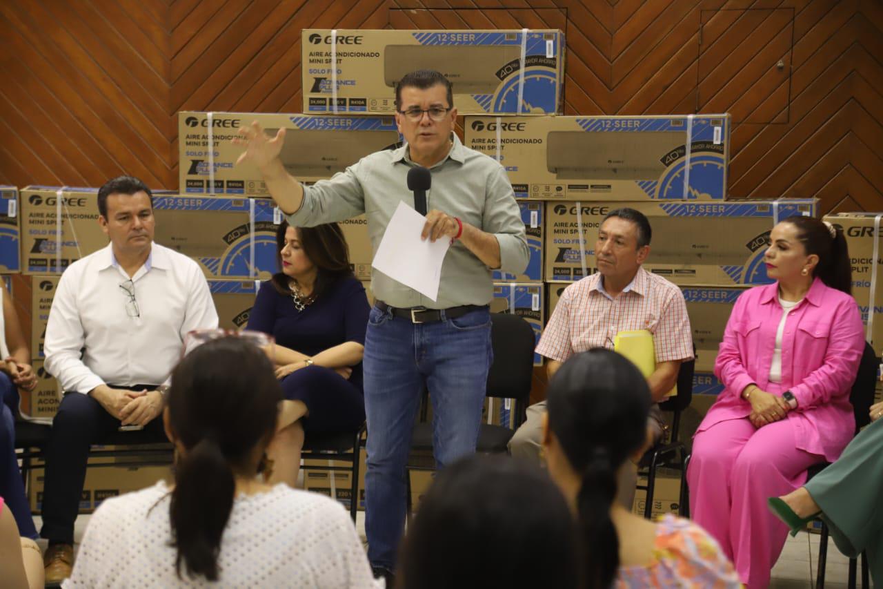 $!Entrega Ayuntamiento 12 minisplits a 6 escuelas de Mazatlán