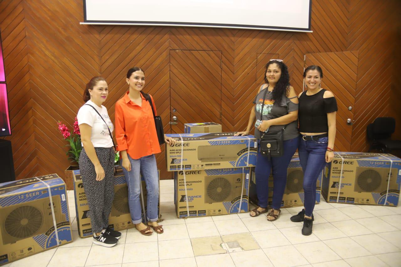$!Entrega Ayuntamiento 12 minisplits a 6 escuelas de Mazatlán