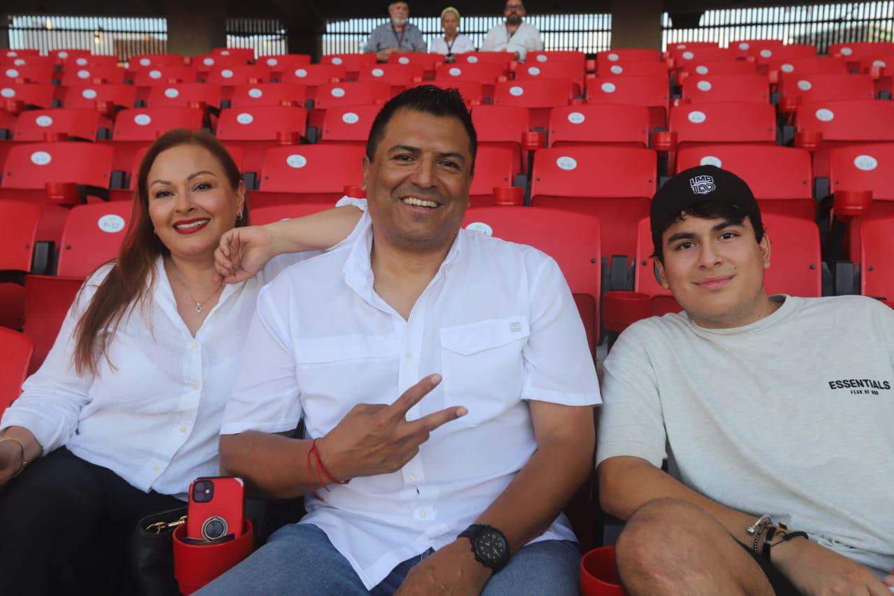 $!Alma Pérez de Ojeda y Miguel Ojeda con su hijo Leo.