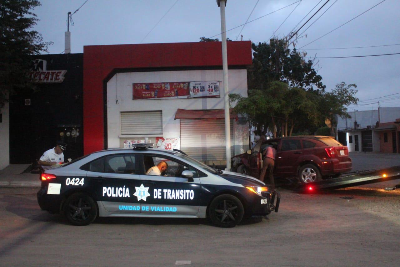 $!Mujer resulta herida tras chocar contra poste metálico en Culiacán