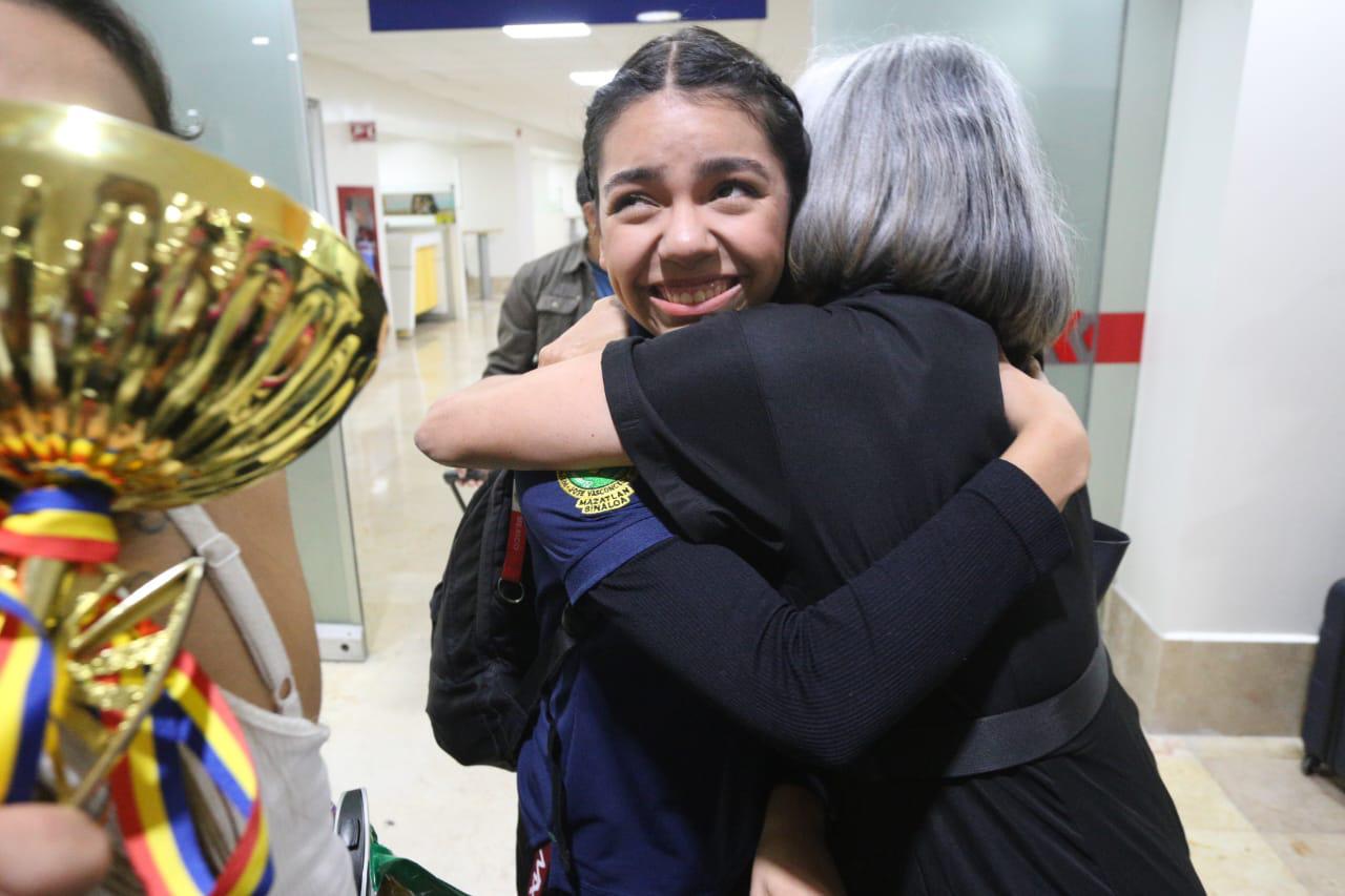 $!Llegan a Mazatlán las estudiantes ganadoras del oro en Rumania