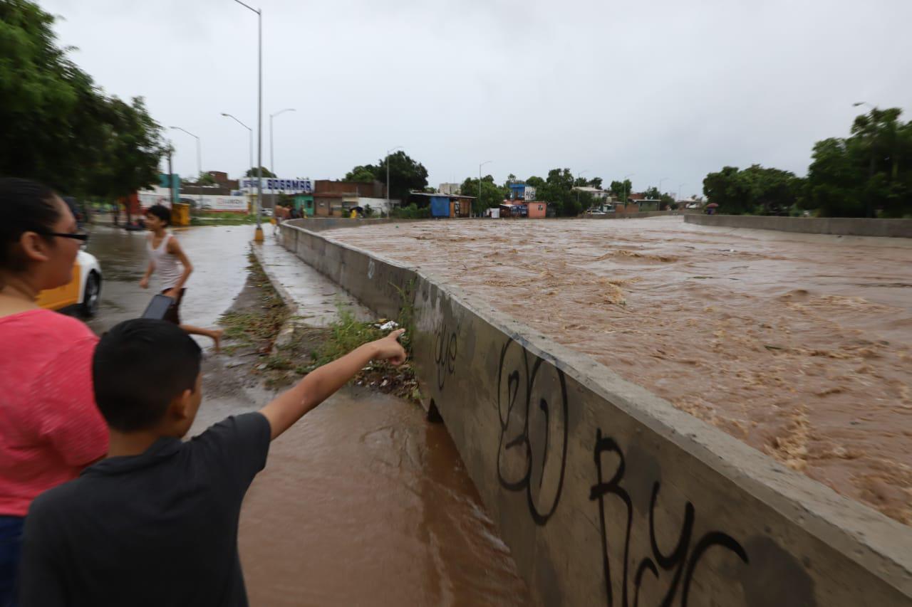 $!Azotan a Mazatlán lluvias y fuertes vientos