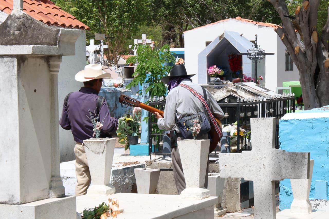 $!Recuerdan a los padres con flores y homenajes en panteones de Mazatlán
