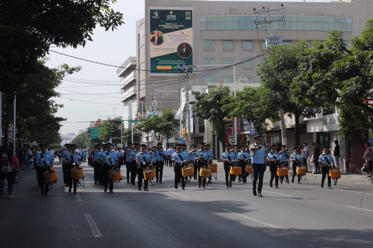 $!Celebran en Culiacán 29 años del Desfile de Banderas Históricas en Culiacán