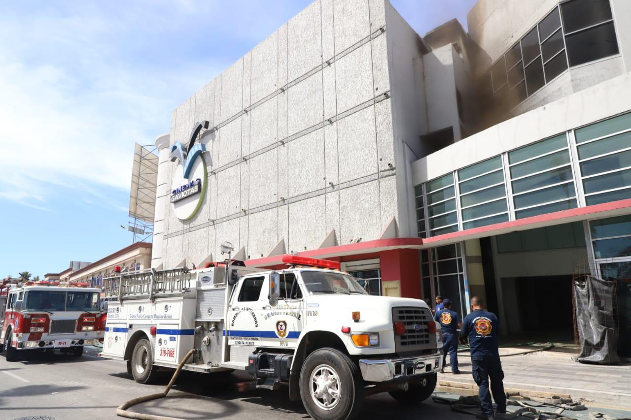 $!Se incendia Cinemas Gaviotas de Mazatlán; colapsa tráfico en la Zona Dorada