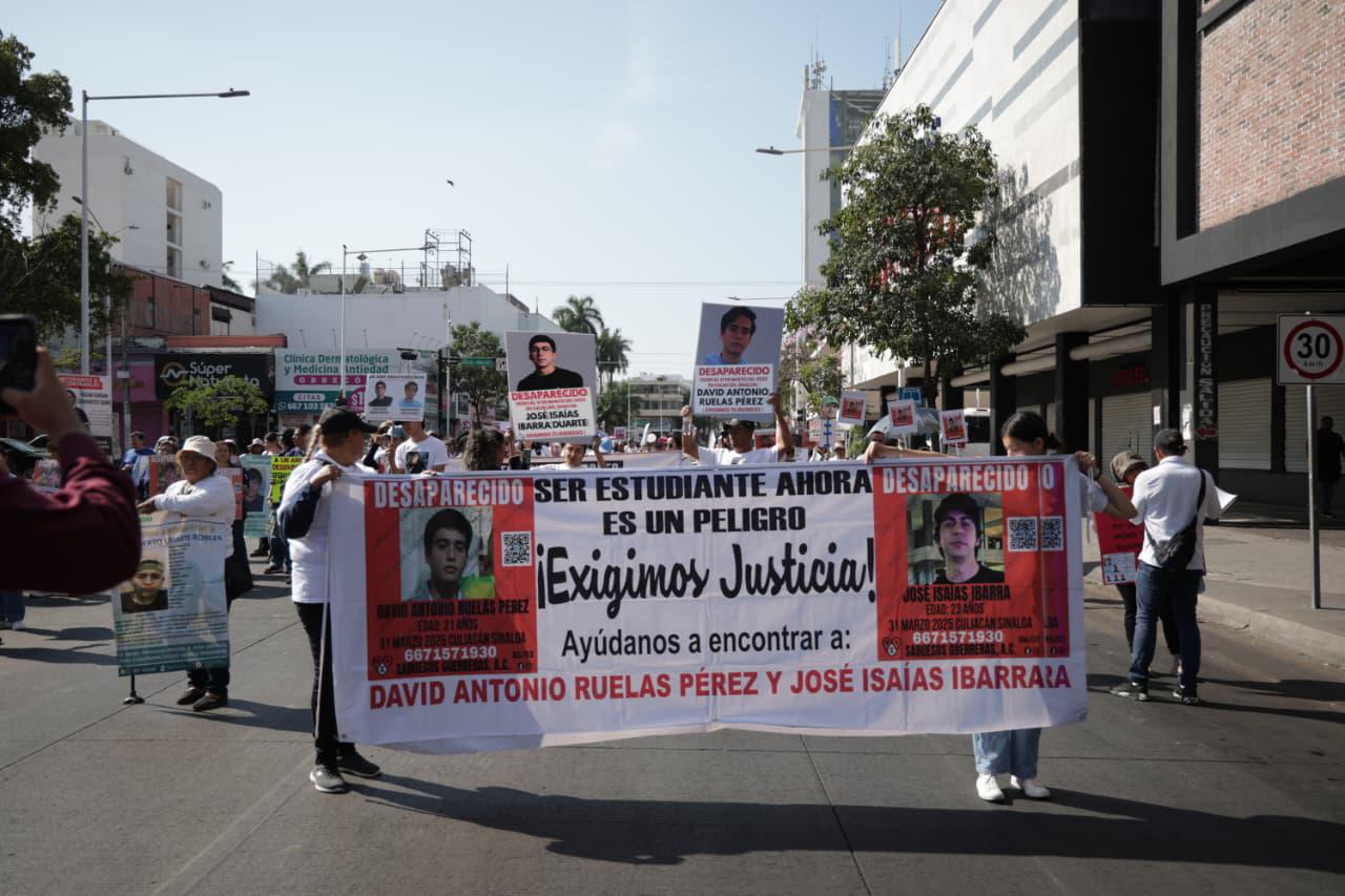 $!Marchan a la FGE familias de David Antonio y José Isaías, estudiantes de aviación, a un año de su desaparición