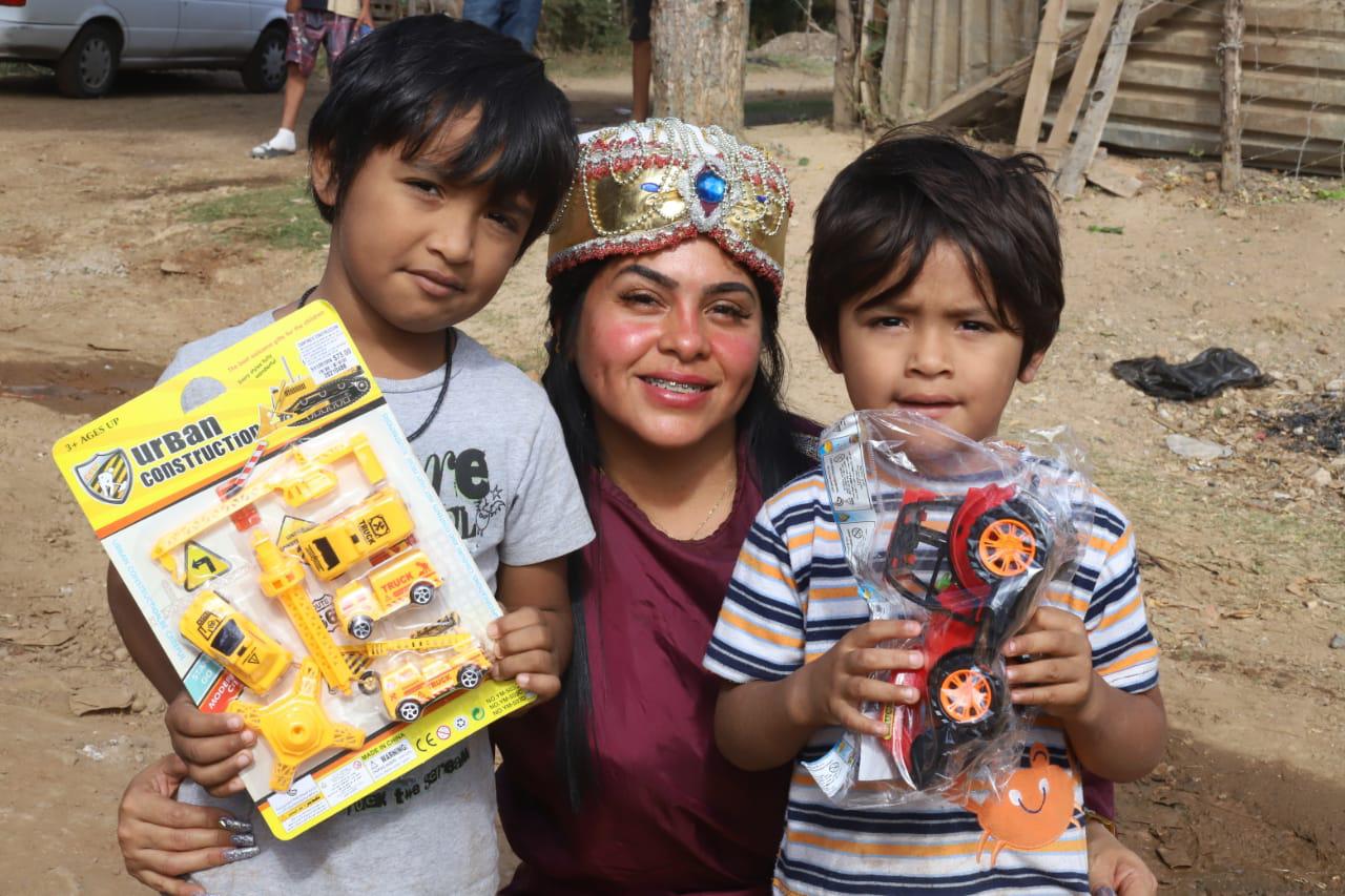 $!Christopher Hernández y Brandón Hernández con los juguetes que le entregó uno de los Reyes Magos..