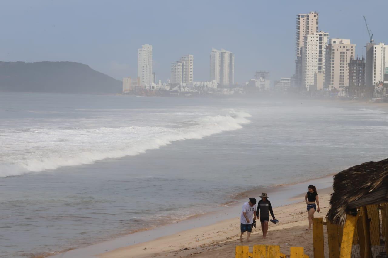 $!Llaman a extremar precauciones por mar de fondo y corrientes de retorno en Mazatlán