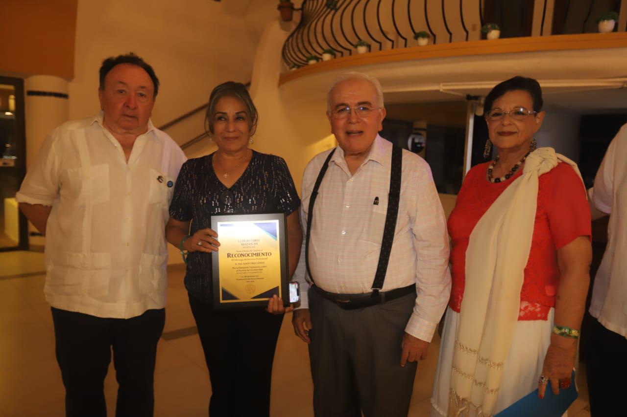 $!Irma Trejo recibió el reconocimiento de su hermana Sofía.