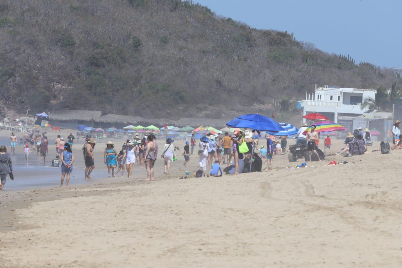 $!Llegan poco a poco bañistas a las playas de Mazatlán para disfrutar del Sábado de Gloria