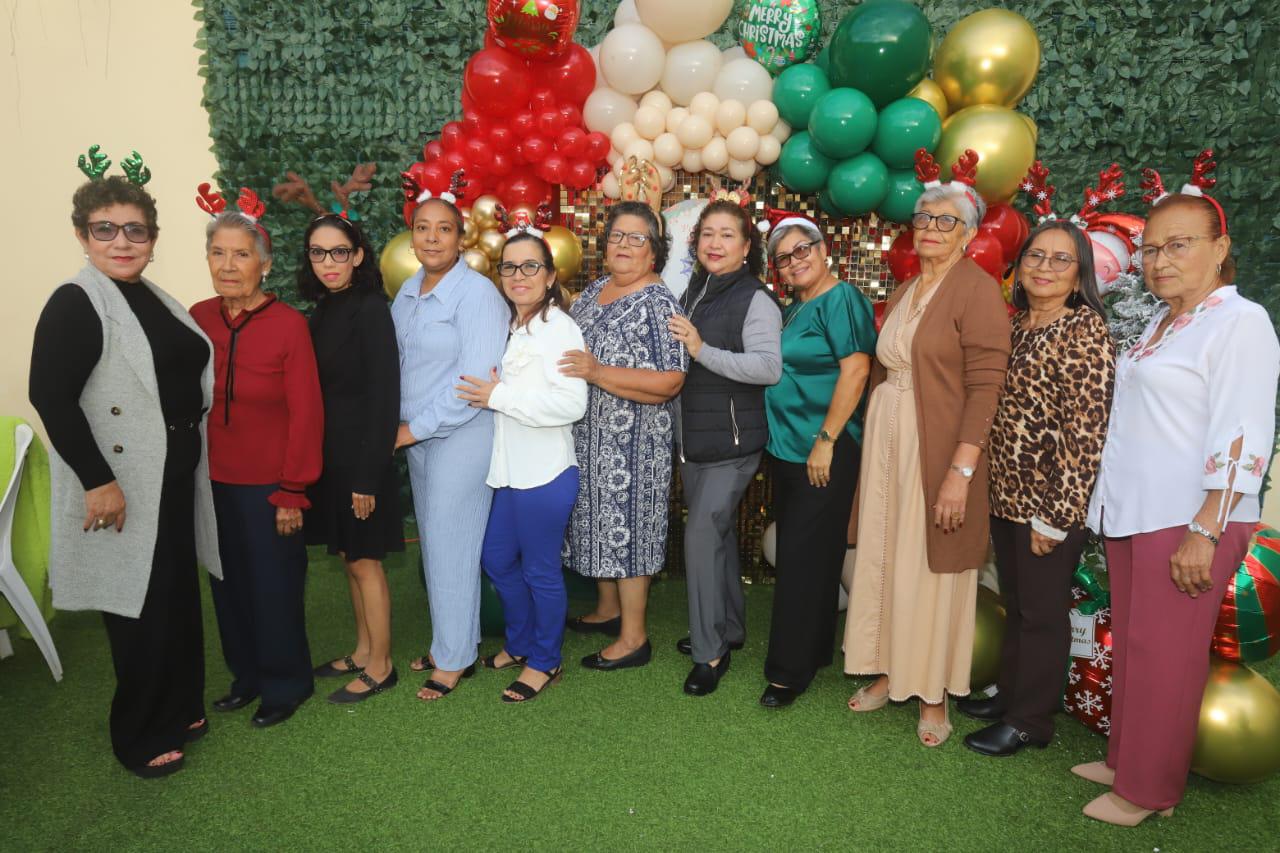 $!Integrantes de la Unidad Parroquia San Isidro Labrador de El Walamo durante la posada decembrina.