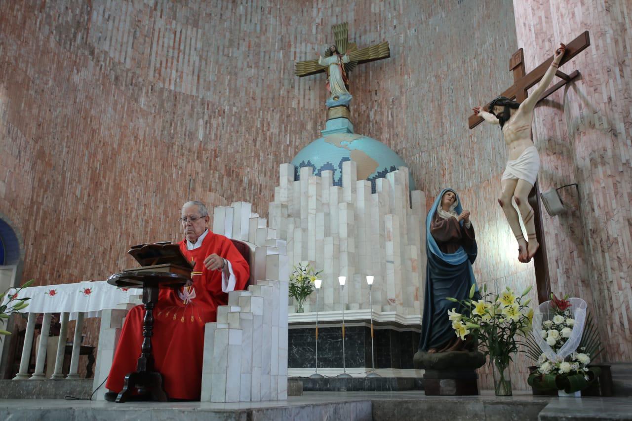 $!Padre Manuel Morales ofició la tradicional misa de acción de gracias.