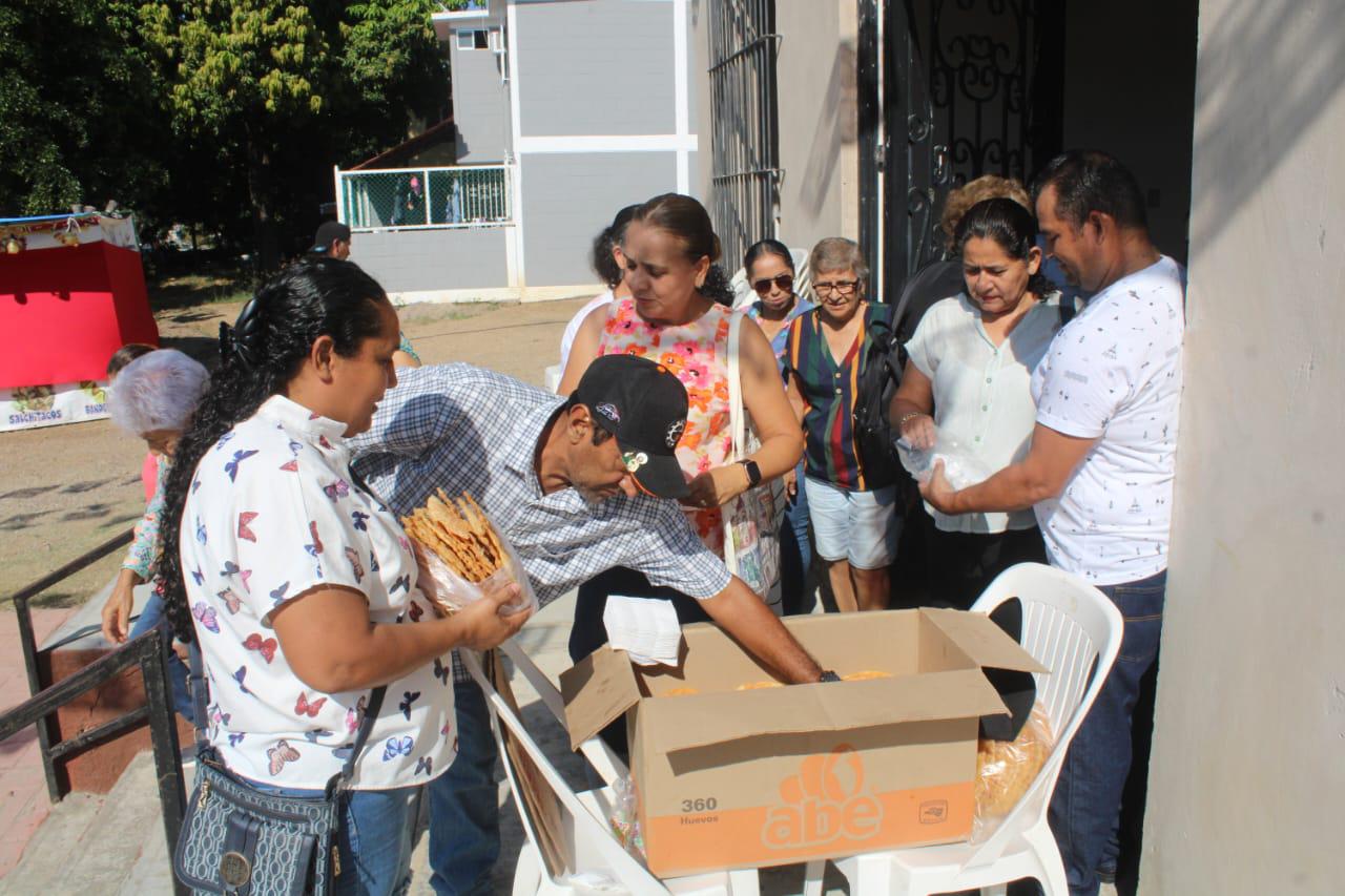 $!Leticia y Joel elaboran buñuelos y regalan en honor a San Judas Tadeo en Rosario
