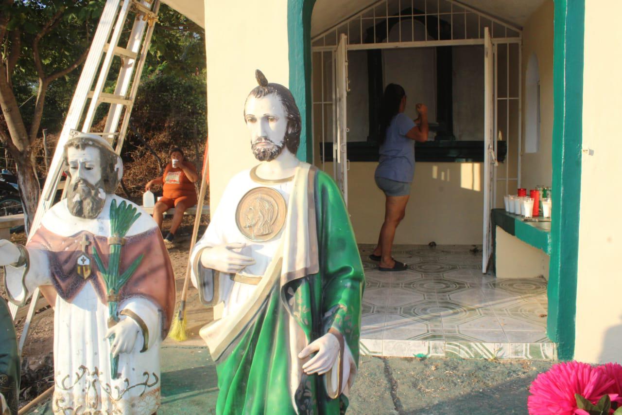 $!Jazmín, desde hace 21 años, mantiene viva la devoción en San Judas en capilla antes de llegar a Cacalotán