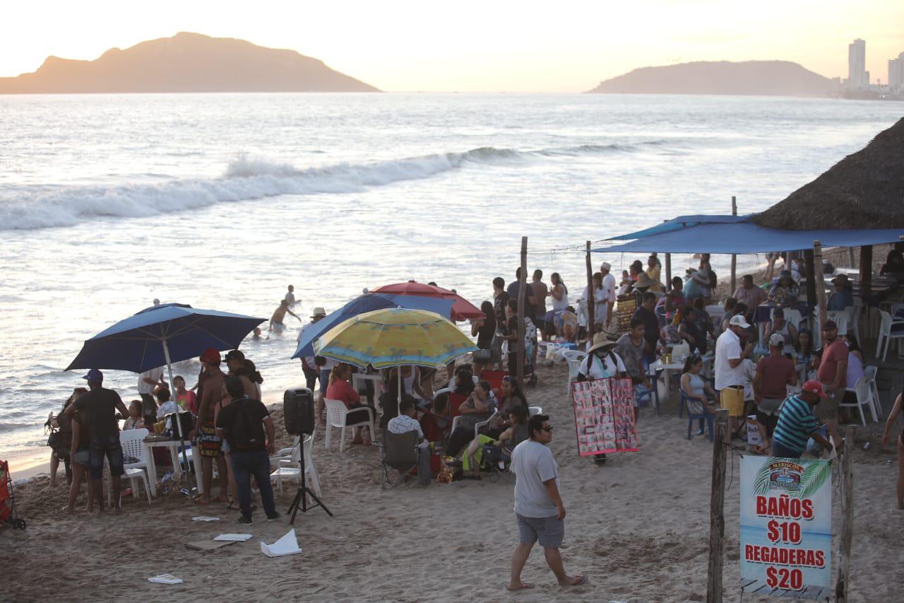 $!Se llena el malecón de Mazatlán; esperan la noche para prolongar la fiesta