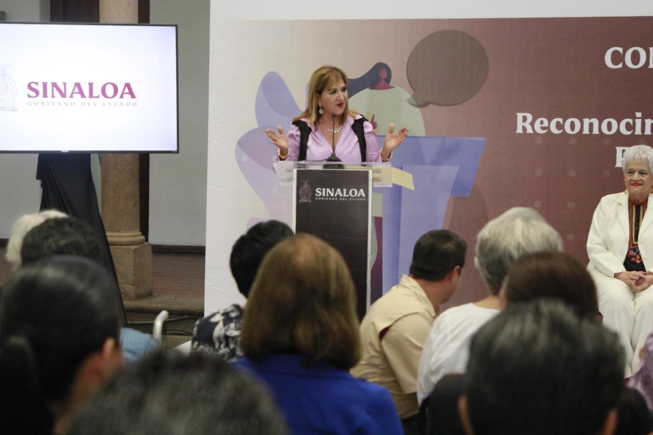$!Gobernador de Sinaloa reconoce a 12 mujeres pioneras en el servicio público