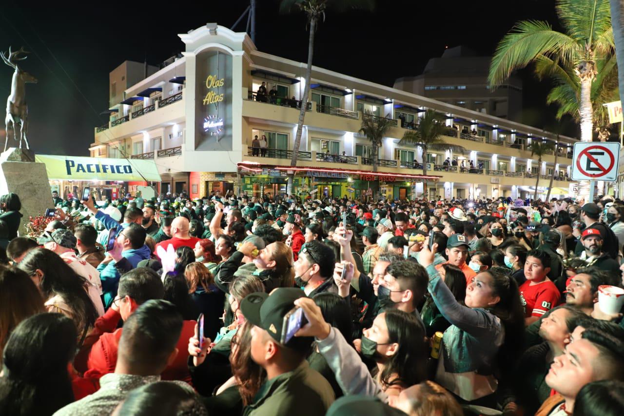 $!El Coyote y su Banda Tierra Santa arman la fiesta en Olas Altas