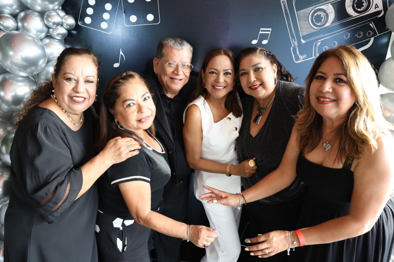$!Rodolfo entre sus hermanas, Yolanda, Silvia, Lorena, Verónica y Perla.