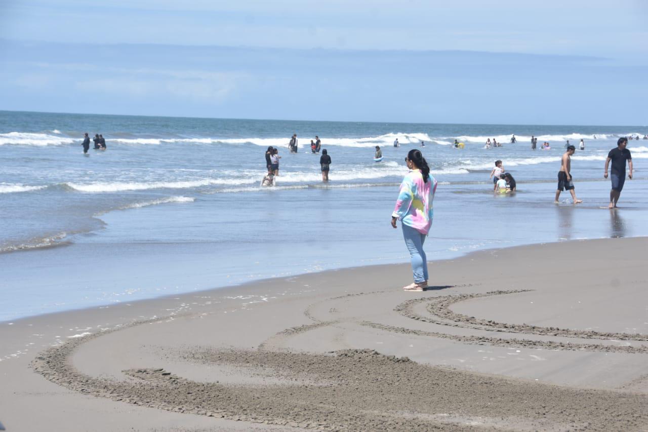 $!‘Traemos sándwich, ensalada y los botes que no falten’, dice Silvia mientras disfruta la playa El Tambor