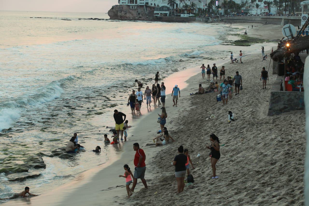 $!Cierran en Mazatlán tres áreas de playa por corrientes marinas y zanjas