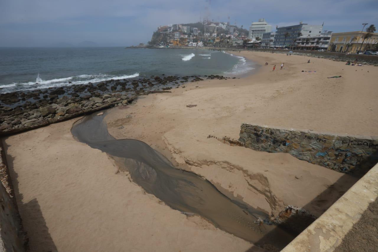 $!Caen aguas negras hacia el mar en Olas Altas, a horas de iniciar el periodo vacacional